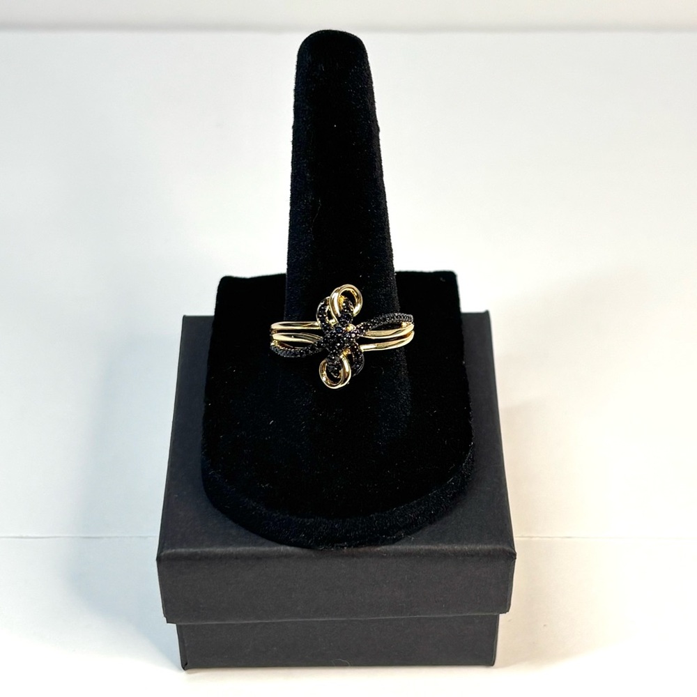 18k yellow gold-plated "knot" ring with black CZ accents